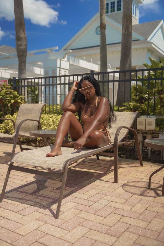 Femme en bikini au bord de la piscine