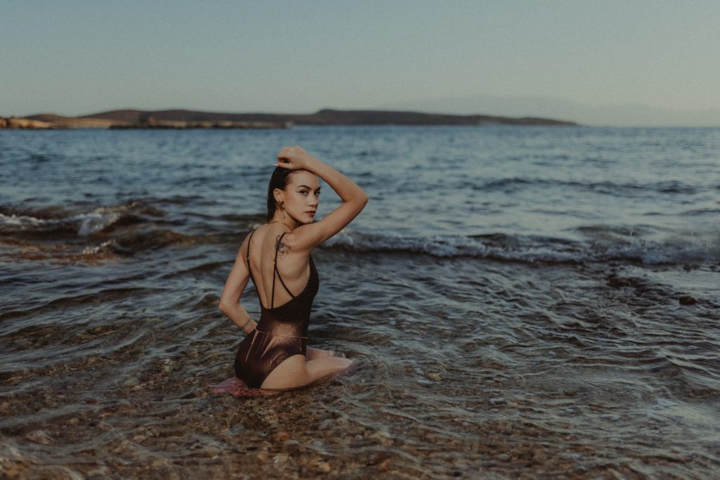 Femme en bikini au bord de la piscine