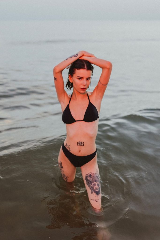 Femme en bikini au bord de la piscine