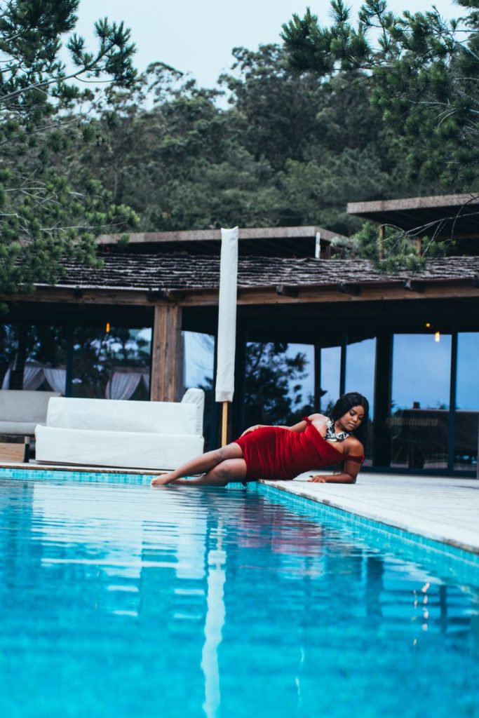 Femme en bikini au bord de la piscine