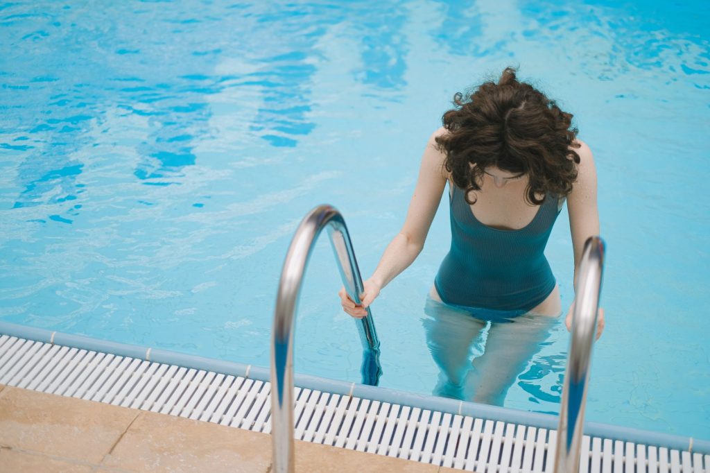 Femme en bikini au bord de la piscine