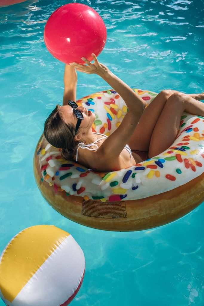 Femme en bikini au bord de la piscine