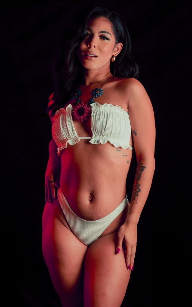 Femme en bikini au bord de la piscine