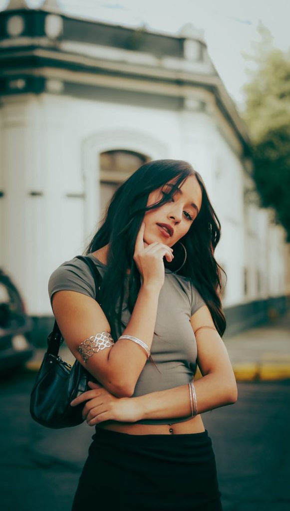 Jeune femme séduisante