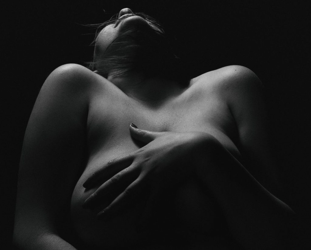 Jeune femme séduisante