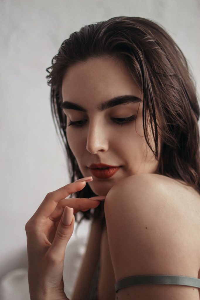 Jeune femme séduisante